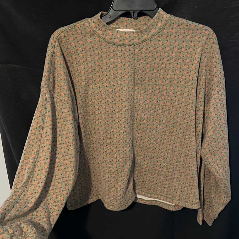 Perfect for fall! Cropped, lightweight, long sleeve shirt